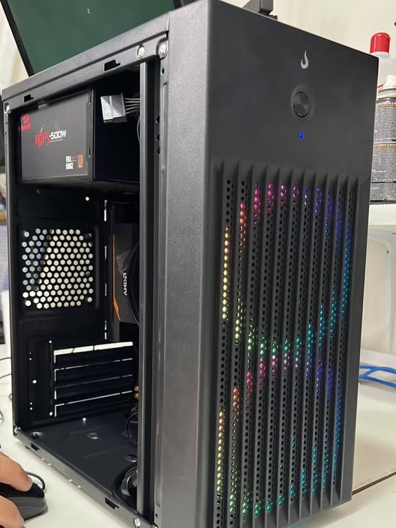 Gabinete montado, com iluminação colorida acesa.