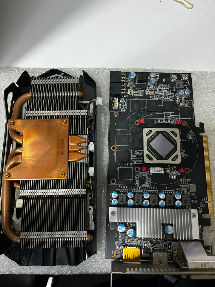 Placa de vídeo desmontada, separada do dissipador.